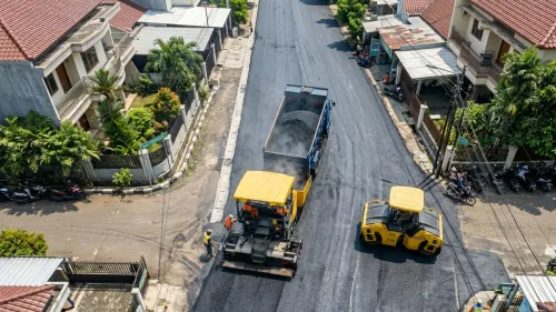 pengaspalan menggunakan asphalt finisher di jakarta timur